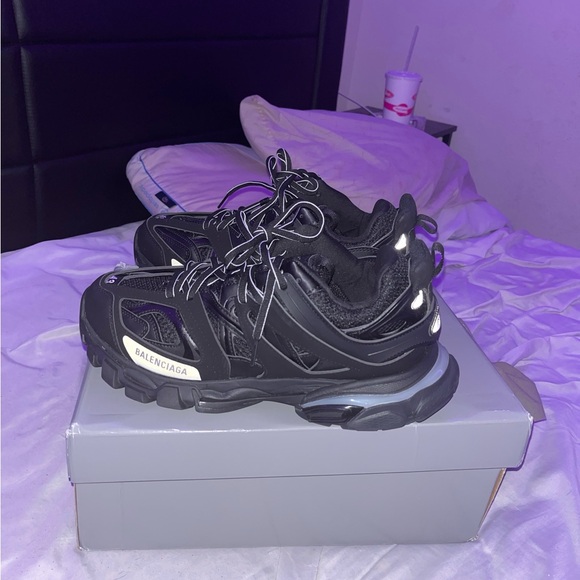 Balenciaga  tracks light up charger included and box and stockx tag!